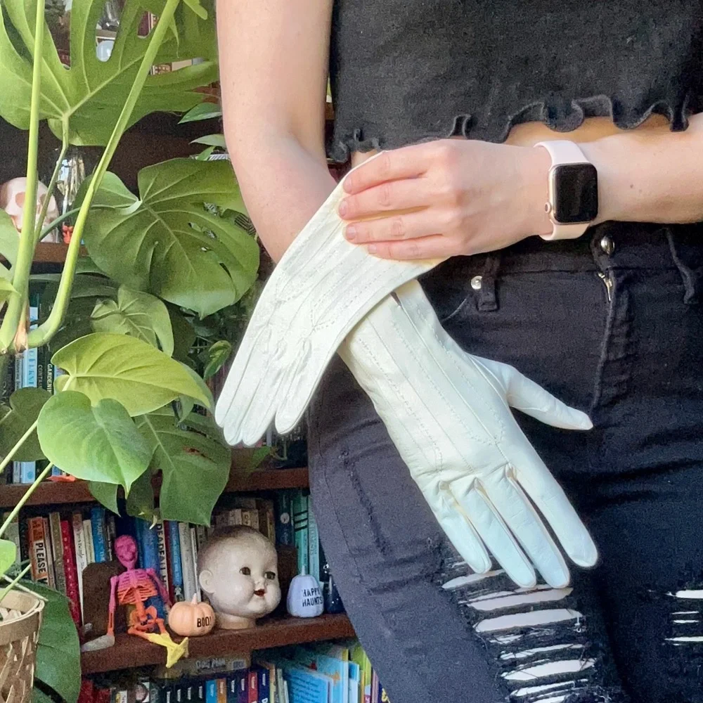 Valentino Garavani Cream Scalloped Leather Gloves